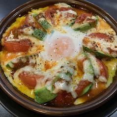 半熟卵のトマトとアボカドチーズ焼き