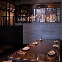 足を伸ばして座れる掘りごたつ席は、長時間座っても疲れにくく、リラックスして過ごせます。ゆったり寛ぎながら、美味しい料理とお酒で楽しいひとときをお過ごしください♪