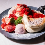 ふわふわな食感のスフレパンケーキ。食後にもカフェタイムにも最適な贅沢な至福のデザートをどうぞ。