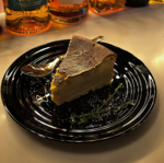 【バスクチーズケーキ】一口食べると口の中でとろけるような食感が広がります。ぜひお試しください。