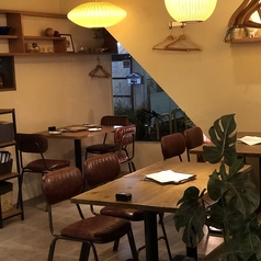 落ち着いた雰囲気のテーブル席でお話しも弾みます♪