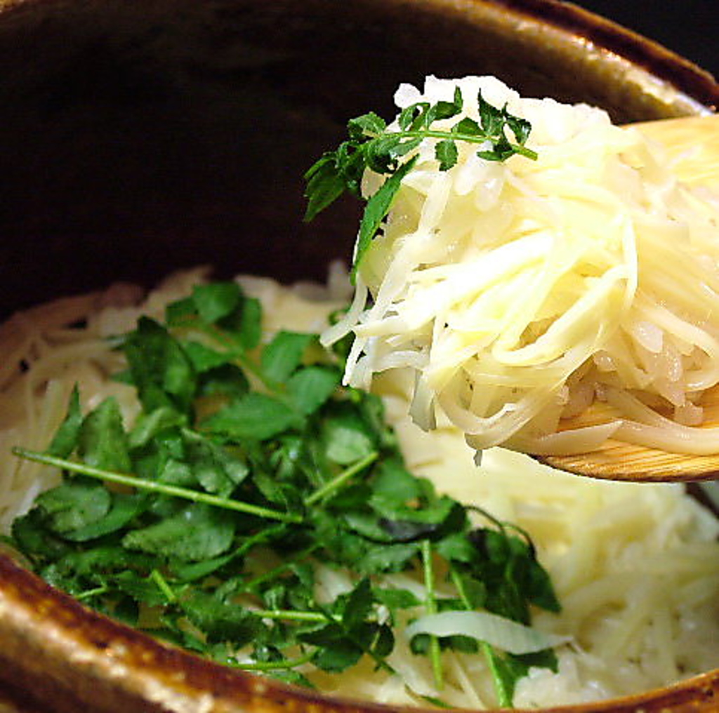 懐石料理の食事は、一席ごとに魚沼産コシヒカリで、炊きたての釜炊き御飯が出される。