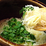 懐石料理の食事は、一席ごとに魚沼産コシヒカリで、炊きたての釜炊き御飯が出される。