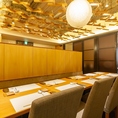 【半個室】小規模なご宴会やご家族のお祝いに（2名～6名様）落ち着いた雰囲気が漂うテーブル席を、半個室としてご利用いただけます。少人数でのご宴会や女子会、ご家族のお誕生日やささやかなお祝いのお食事にぜひご利用ください。