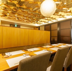 【半個室】小規模なご宴会やご家族のお祝いに（2名～6名様）落ち着いた雰囲気が漂うテーブル席を、半個室としてご利用いただけます。少人数でのご宴会や女子会、ご家族のお誕生日やささやかなお祝いのお食事にぜひご利用ください。