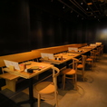 少人数にもおすすめのテーブル席を2名様～ご用意。ゆったりとくつろぎながら、美食と美酒を心ゆくまでとことんお楽しみいただけます。大切な人との時間をごゆっくりお過ごしください。