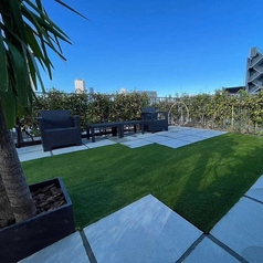 昼夜各1組限定のプライベート空間は、立食時最大25名様まで収容可能です。広々とした屋外テラスを独占できます。ご予約や詳細はお気軽にお電話でご相談ください。