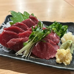 低カロリーで高タンパク。種類豊富な自慢の馬刺しを堪能