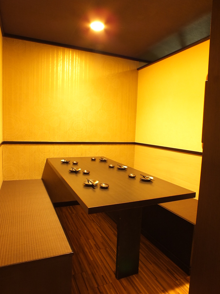 少人数でもゆったりと楽しめる、個室は仲間同士や家族でのお食事や飲み会に最適です。