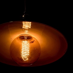 テーブル席。照明もお洒落!