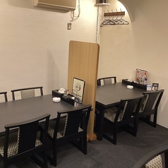 4人掛けのテーブル席となっております。お席を合わせて最大16名席をご用意できます。相席となっております。