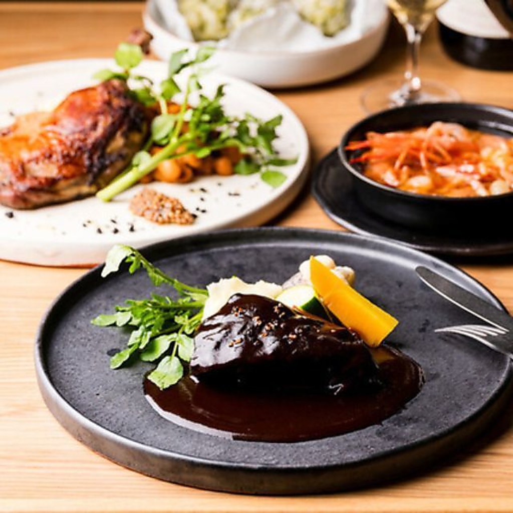 種類豊富なメニューをご用意しております。大切な方と、特別な日の大人の食卓をお楽しみください。