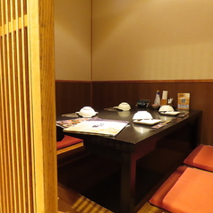 掘りごたつでゆっくりお寛ぎいただけます。温かみがある間接照明の、落ち着いた空間の中でお食事をお楽しみください♪新鮮なお造りから旬のお野菜まで、季節の美味をまるごと堪能できるお料理を種類豊富にご用意しております☆湘南台駅から徒歩30秒と、アクセスも抜群の個室居酒屋での飲み会なら当店にお任せください！