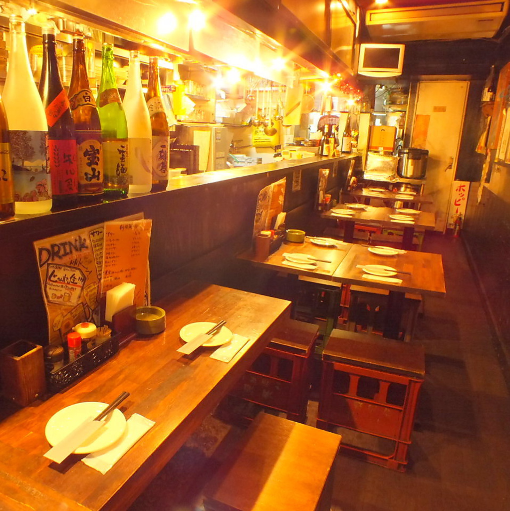 カウンター、テーブル席をご用意！カウンターはしっぽり、テーブルは仲間内での飲み会に最適★