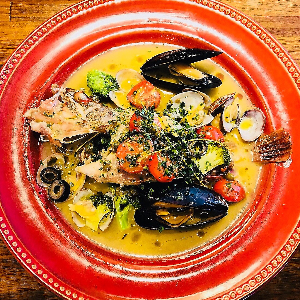 鮮魚のアクアパッツァなど、新鮮な魚介類を使用した魚料理も自慢です！！