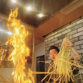 メラメラごうごうと大きな炎が立ち上る焼き場で作り上げられる藁焼きは、素材の魅力やうまみがギュッと凝縮されていて、ほろ苦く香ばしい香りがたまらない逸品です。[岡山/居酒屋/個室/宴会/飲み放題/酒/魚/肉/完全個室/会社宴会/女子会/二次会/誕生日/サク飲み/倉敷]