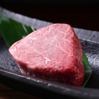 塊肉はスタッフがじっくりと焼き上げて提供いたします