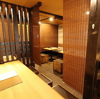 職人の技と温もりを感じられるカウンター席やテーブル席