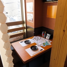 《2名様用個室席》2名様でご利用いただける個室席は、落ち着いた空間でゆったりとお過ごしいただけます。ご家族での会食や気の合うご友人同士のお集まり、ちょっとしたお祝い事にも最適。落ち着いた雰囲気の中、周囲を気にせず会話とお食事をお楽しみいただけます。