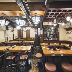 少人数での飲み会に！友人との語らいやカジュアルなデートに人気のテーブル席。適度な賑やかさの中で、リラックスして自慢の料理とお酒を堪能できます。