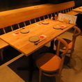 ゆったり座れるテーブル席をご用意しております。暖かみのある照明が燈る店内で、みつ囲自慢の原始焼きやおでんに季節のお刺身や天麩羅など、素材の旨味を活かした料理をご堪能ください。