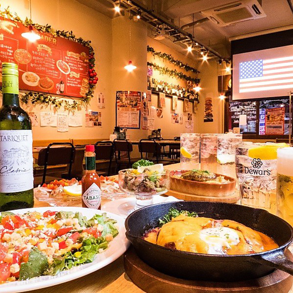 1Fは赤を基調とした肉バル空間！皆でわいわい楽しめちゃう♪お得な単品飲み放題は1500円(税抜)★