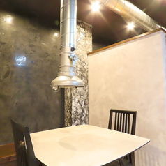 上質な空間で黒毛和牛を堪能できるお店。極上の焼肉を。上質なインテリアに囲まれた半個室は、接待や記念日、大切な方とのひとときに最適です。ゆったりとした席で、周囲を気にせずに特別な時間をお過ごしください。ワインの種類も豊富にご用意。