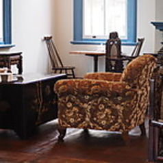 こちらはソファー席となり、居心地の良さが抜群の人気のお席の一つとなります。