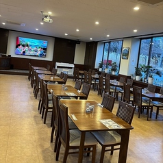 ゆったり座れるテーブル席。全員が顔を合わせて楽しい会話とお食事をお楽しみいただけます。