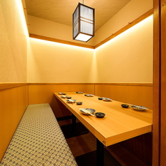 【宴会利用可能】小規模での宴会・飲み会にオススメのテーブル席です♪ゆったり座れる広めの席でパーティなどわいわい楽しめます◎誕生日会や送別会などのサプライズデザートプレートもご用意しておりますので、是非店舗まで問い合わせを♪