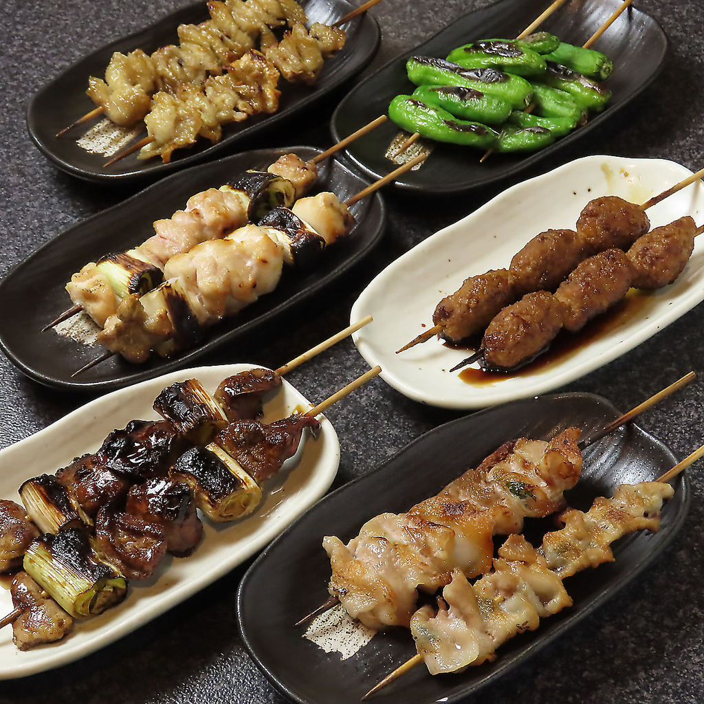 焼き鳥メインながら、うな重や豚バラなどメニューも豊富です。串をつまんでグビっと一杯にぴったり！