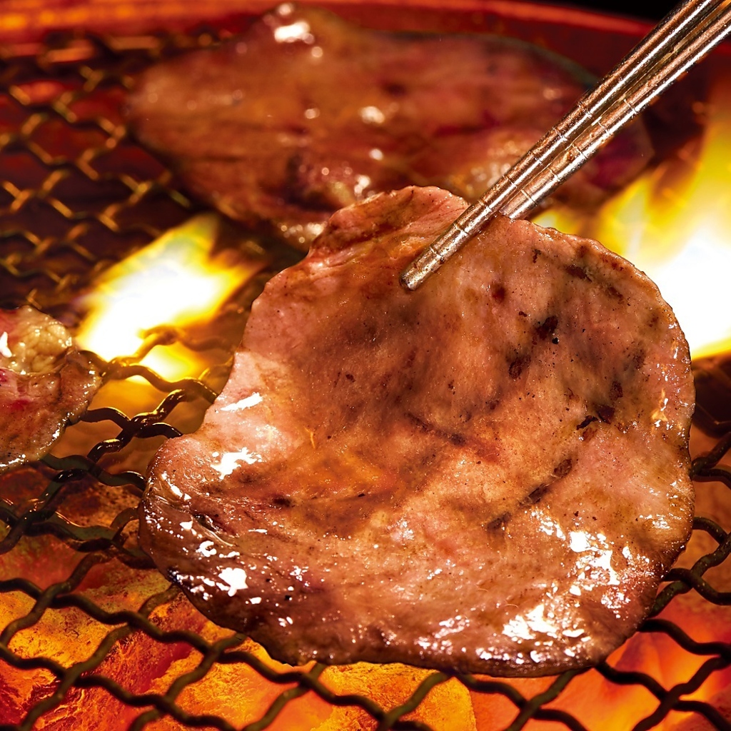 人気の牛タン塩はレモンとの相性が抜群で、さっぱりとした旨みが際立つ★厚みのある食感もクセになる