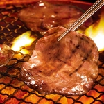 人気の牛タン塩はレモンとの相性が抜群で、さっぱりとした旨みが際立つ★厚みのある食感もクセになる