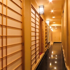 和の趣あふれる落ち着いた店内空間。やわらかな照明と木の温もりが心地よく、非日常を感じられる雰囲気が魅力です。ゆったりとした時間の中で、博多の海鮮料理をお楽しみいただけます。