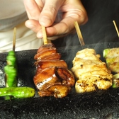 2】パチパチと燃える炭火で焼きあがるのをしばし待ちましょう…一気に焼き上げるので、旨みがぎゅっと閉じ込められます。身が大きいのも、雷の串の特徴。