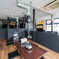 ロースター完備の快適テーブル席