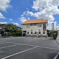 【無料駐車場】敷地内に10台分、店舗斜向かいに3台分ございます。　※大きいお車は店舗斜向かいの駐車場をオススメします