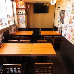 《8~10名様用テーブル席》7~8名様でご利用いただけるテーブル席は、グループでのお食事やご宴会にぴったりの広さです。適度な距離感で会話も弾み、親しい仲間との集まりや打ち上げ、気軽なご会食にも最適。落ち着いた雰囲気の中で、ゆったりとしたひとときをお過ごしいただけます。