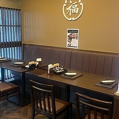 ご友人同士やご家族でのお食事に◎ゆったりと配置されたテーブル席は、グループでのご利用にも便利です。最大8名様までご着席いただけます。落ち着いた空間で、楽しいひとときをお過ごしください♪