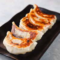 もちもち食感の自家製餃子は特注皮を使用してます！