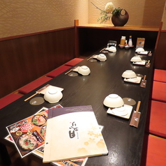 ママ会・主婦会・合コンや女子会などに、ゆったりとお寛ぎ頂ける掘りごたつテーブル♪大切なシーンにも満足いただけること間違いなしのこだわりの和食、お料理との相性も抜群の日本酒や焼酎などのお酒を豊富にご用意しております。人気料理のとろ～りチーズ入りつくねをはじめ、様々なお料理が味わえる個室居酒屋です。