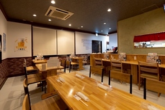 お一人様でも気軽にご利用いただけるカウンター席をご用意しております♪木の温もりが感じられる造りで、自分の時間をゆっくりと楽しめる特等席◎スタッフとの会話を楽しみながらの一杯もおすすめです！