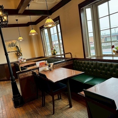 ステーキハウス蜂は、普段のお食事はもちろん、お誕生日や大事な人との記念日、ゲスト様を喜ばせる各種接待・会食など様々なシーンでご利用いただいております。ご利用の仕方はあなた次第。目の前で焼きあがるライブ感を味わいながら素敵な時間をお過ごしください。