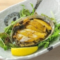 料理メニュー写真&nbsp;柔らか蒸し鮑の鉄板焼き 肝醤油ソース
