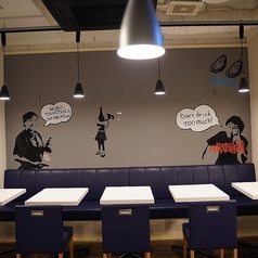 本厚木駅から徒歩7分ほどの場所に位置する当店。店内の壁にはイラストが描かれ、お洒落な空間が広がっています。