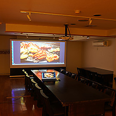 ≪2F/宴会場≫最大50名様まで対応可能!ご宴会や同窓会などの様々なシーンでご利用頂けます。 プロジェクター使用可能!