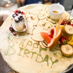 誕生日・記念日にもおすすめ！対象クーポンでメッセージ入りクレープ＋フルーツ盛り合わせサービス！の写真