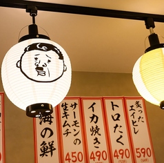 駅から徒歩６分の、超駅チカ！！サクッと飲みにも、宴会にも便利な立地となっています！外観は、ネオンの看板が目にひくようになっており、夜でもお店を見つけていただきやすくなっております！