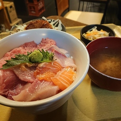 海鮮の四色丼