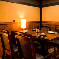 温かみのある天然木の調度と間接照明がやさしく照らす上質な和空間。半個室風に仕切られた空間には、4名様用のお座敷やテーブル席をご用意◎プライベート感あふれる設えで、接待や記念日にもぴったりです。上野で“牛かつ”や和の逸品をゆったり楽しむ大人のひとときを。【上野/個室/居酒屋/和食/牛かつ/接待/デート】
